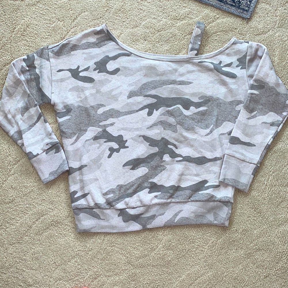 Aeropostale gray camo cropped sweatshirt size M